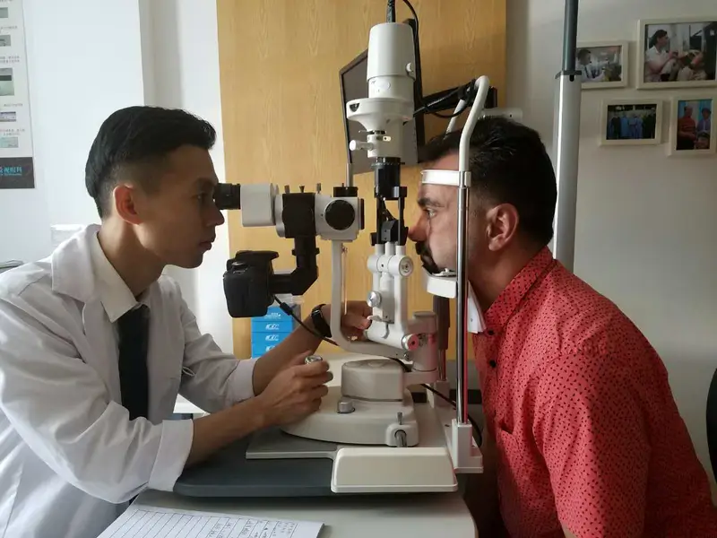 Ovidiu Simion在醫院接受眼睛檢查。