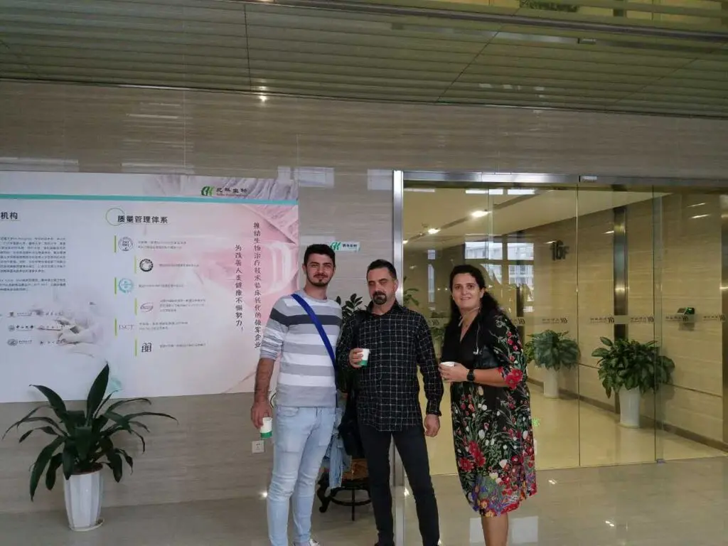 奧維迪烏·西米昂和他的兒子與阿麗娜在北科辦公室。