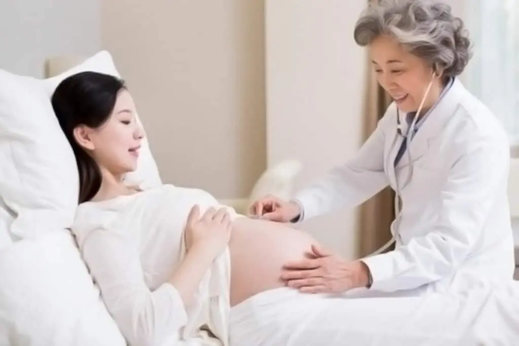 北科醫生檢查的懷孕的母親